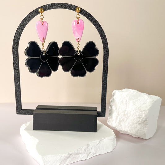 Boucles d’oreilles fleur noire et pétale rose – « Éclat de pétale »