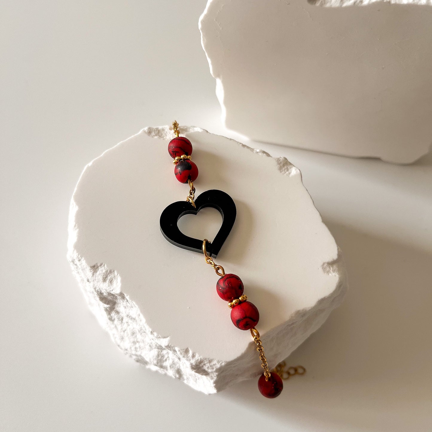 Bracelet fait main en acier inoxydable, perles marbrées rouge et noir avec cœur noir en acrylique