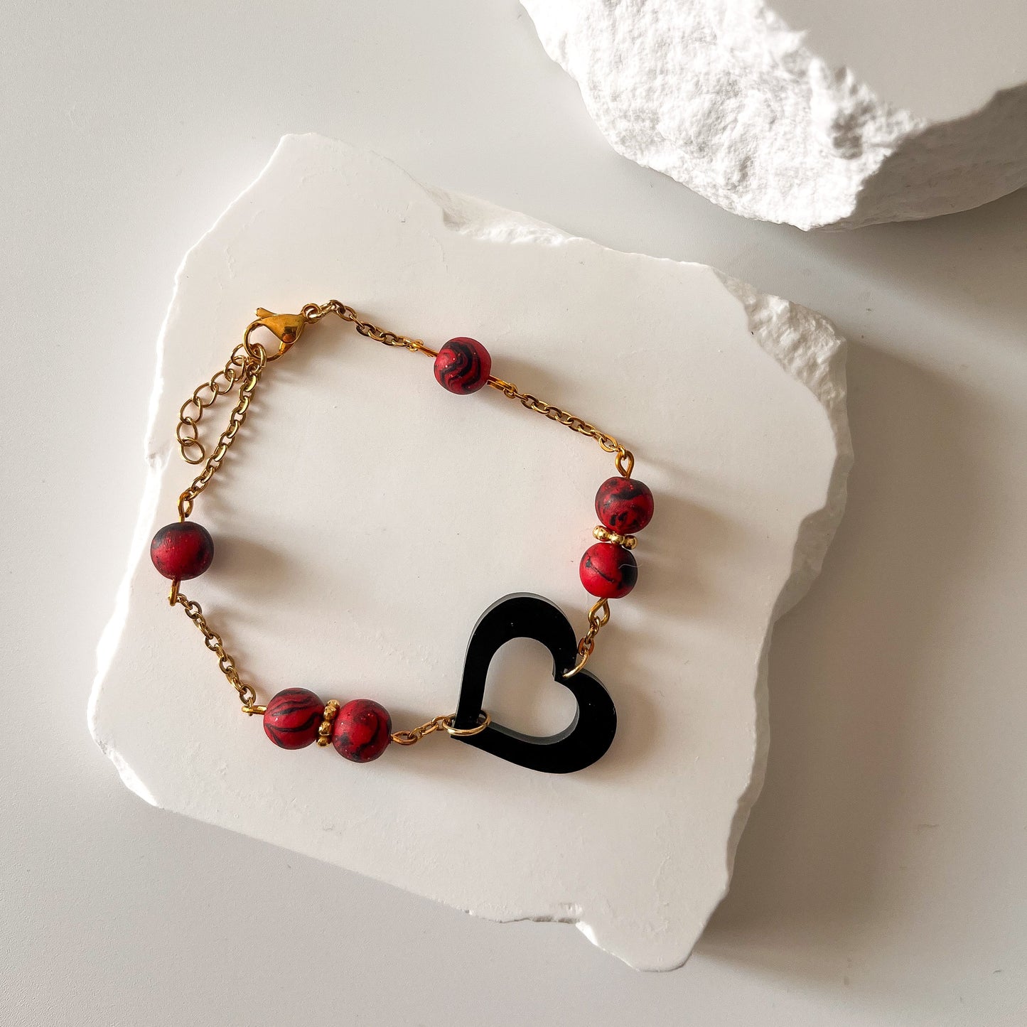 Bracelet fait main en acier inoxydable, perles marbrées rouge et noir avec cœur noir en acrylique