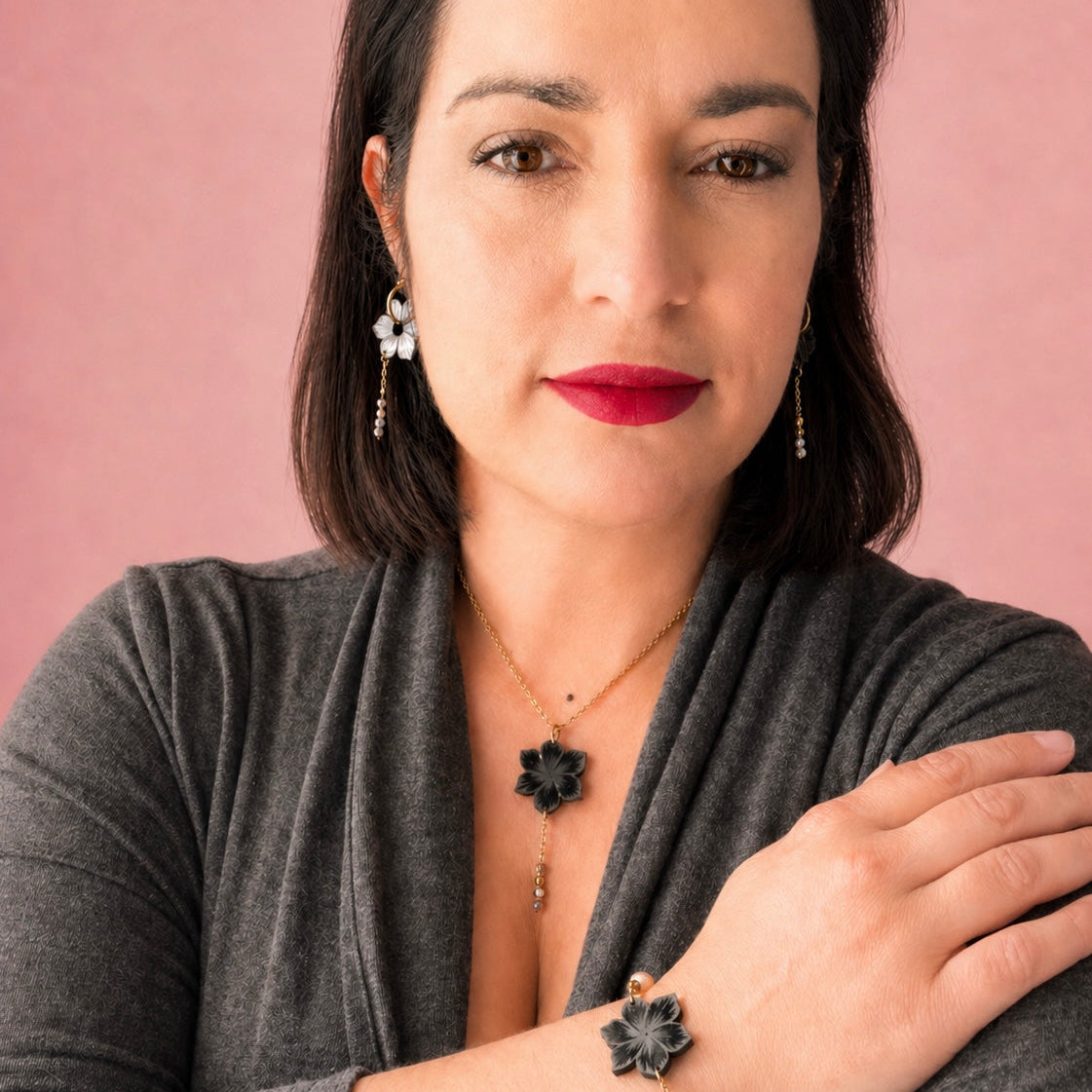 Boucles d’oreilles fleur noire en acier inoxydable – "Éclat de Tendresse"
