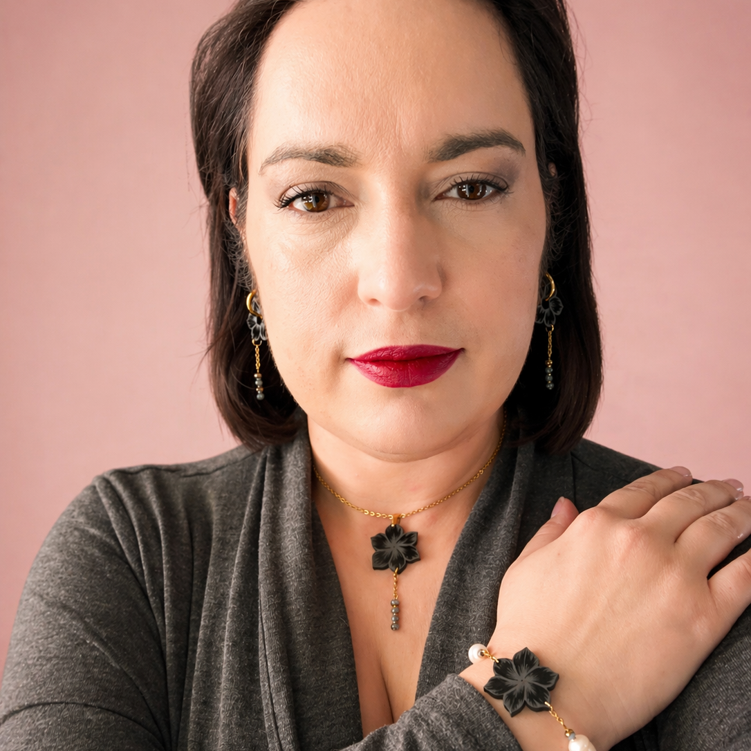 Bracelet fleur noire en acier inoxydable – "Lien précieux"