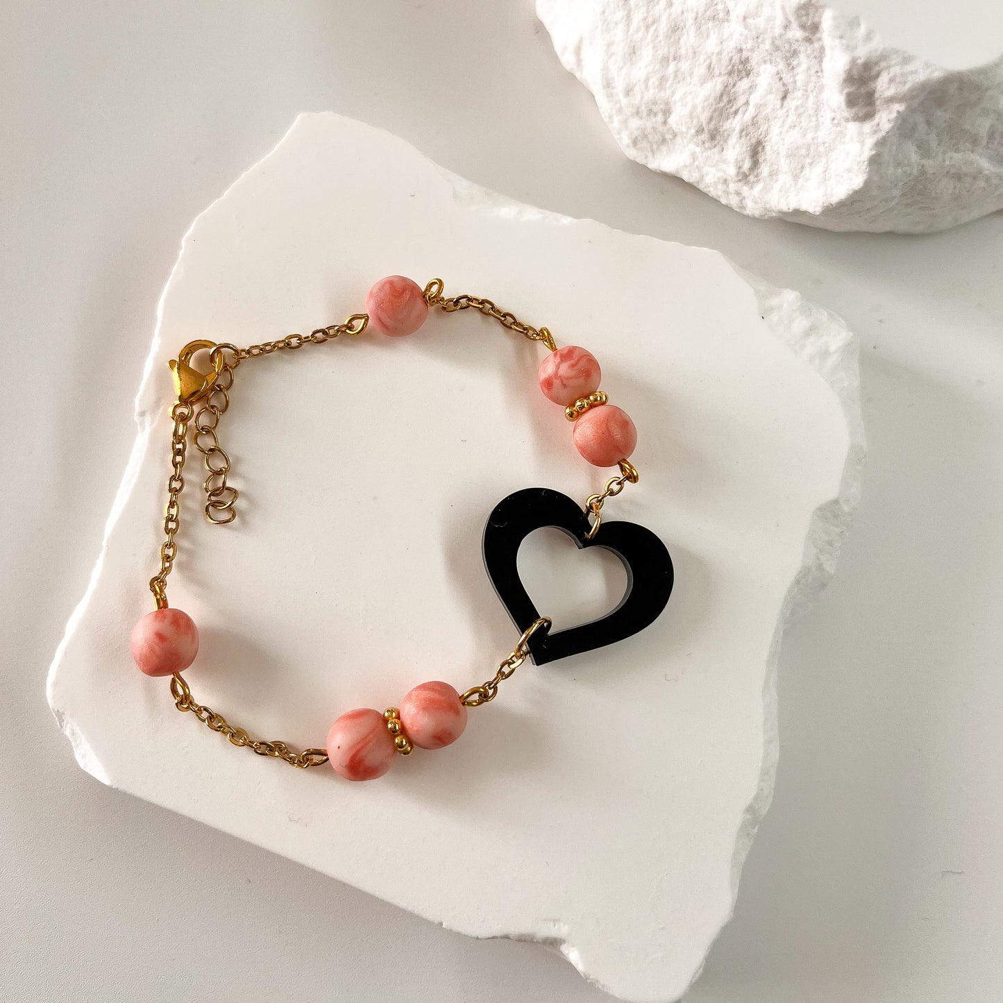 Bracelet chaîne en acier inoxidable et perles marbrées avec cœur noir en acrylique