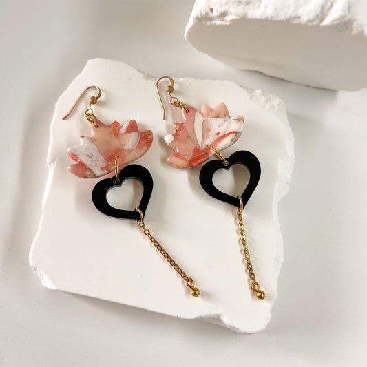 Boucles d’oreilles Cœur confiant avec fleur et cœur noir faites main