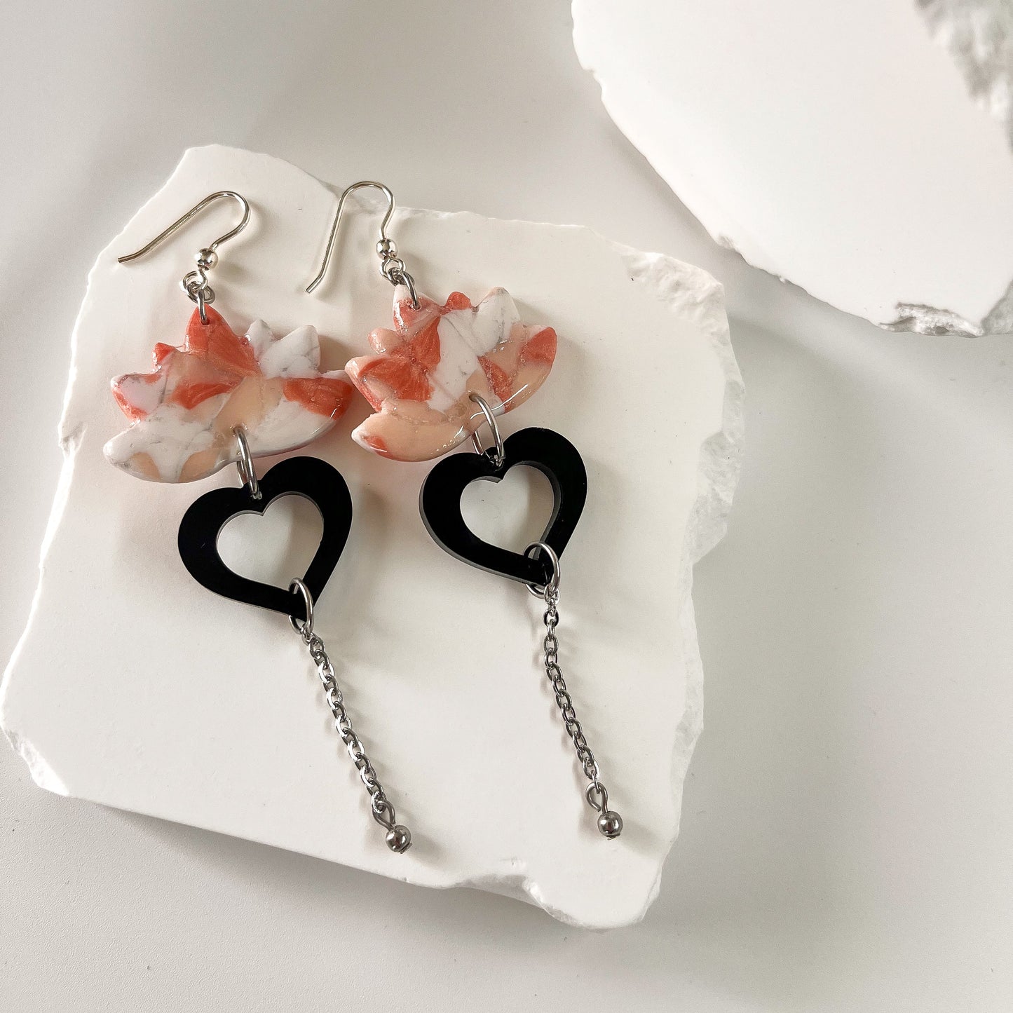 Cœur confiant – Boucles d’oreilles pendantes fleur et cœur noir golf filled 14k et argent 925