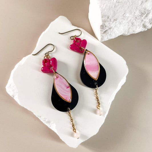 Boucles d’oreilles goutte noire, rose marbré et quartz rose accroche en titane doré – Rosée délicate