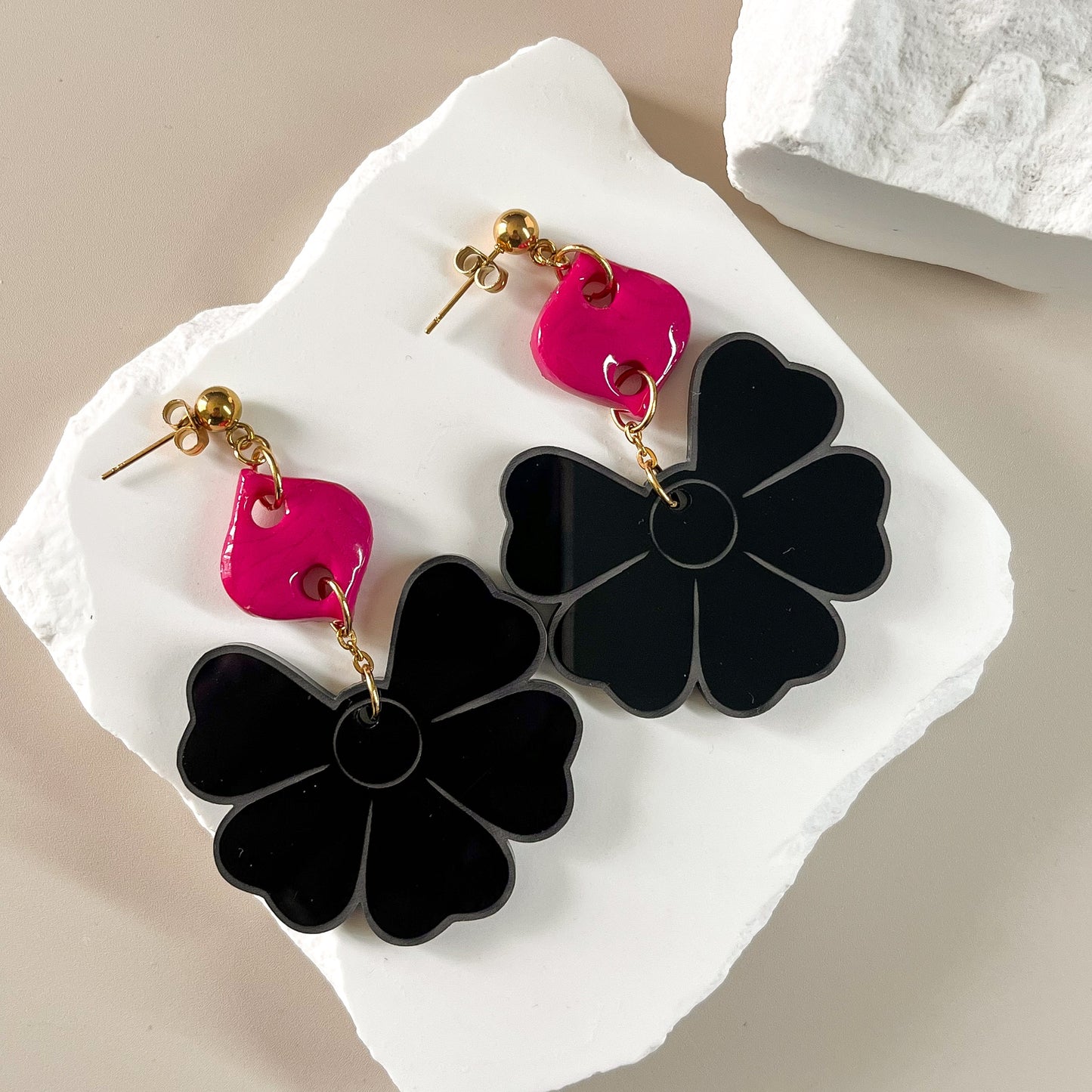 Boucles d’oreilles fleur noireen acrylique et pétale rose fuchsia