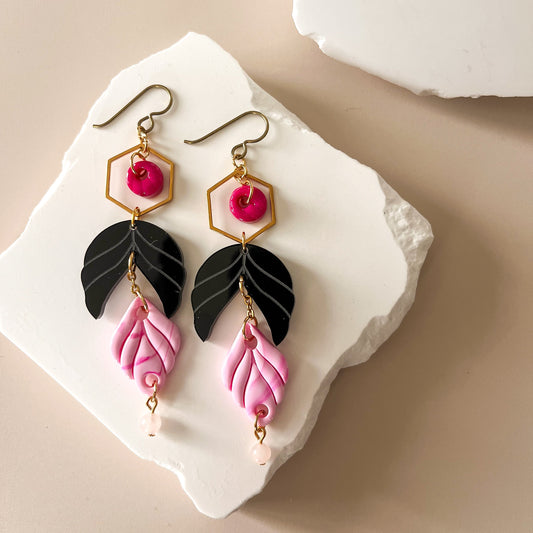 Boucles d’oreilles feuille noire, feuille rose et quartz rose – Éveil botanique