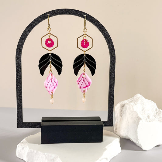 Boucles d’oreilles feuille noire, feuille rose et quartz rose 