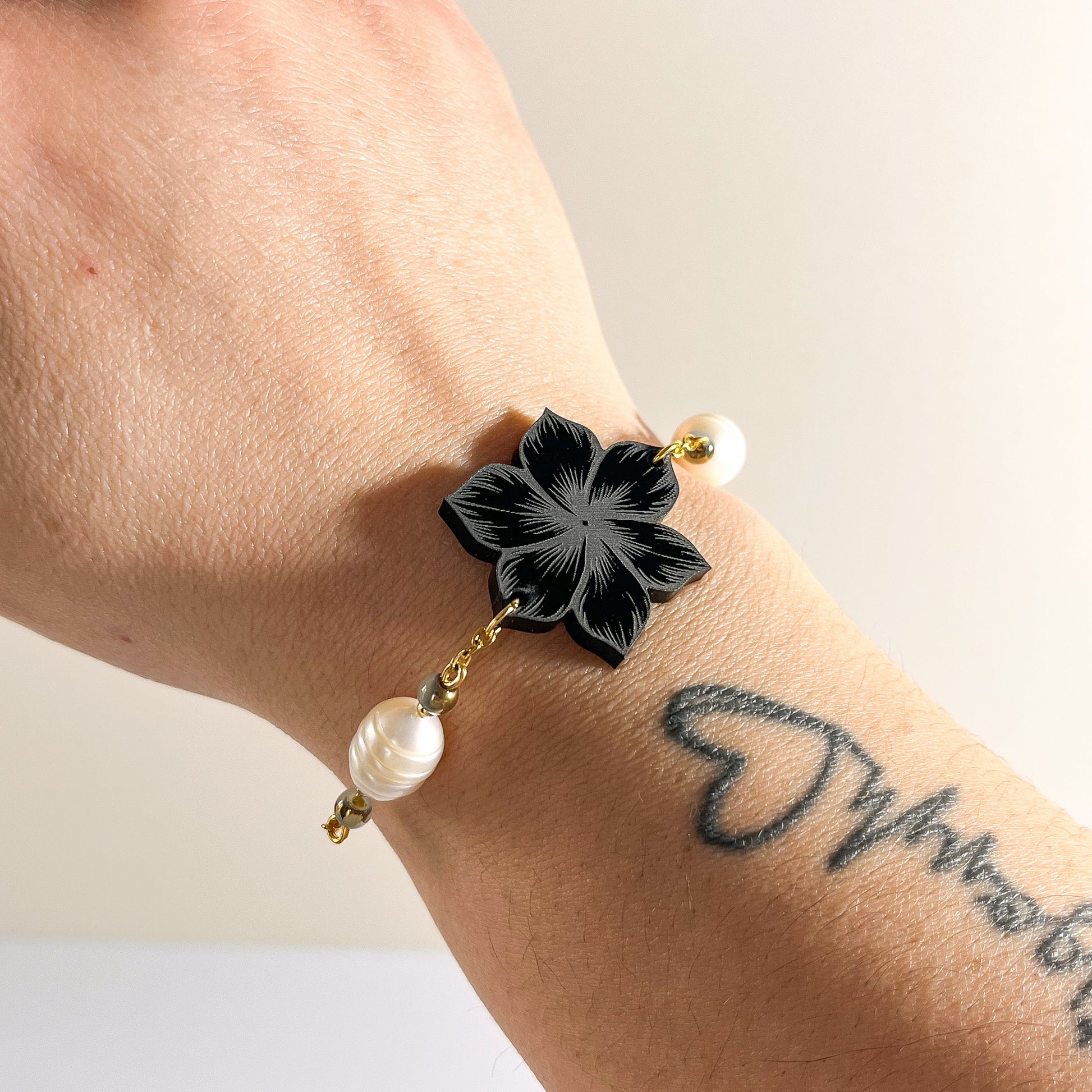 bracelet-fleur-noire-acier-inoxydable-perles-couleur-lien-precieux