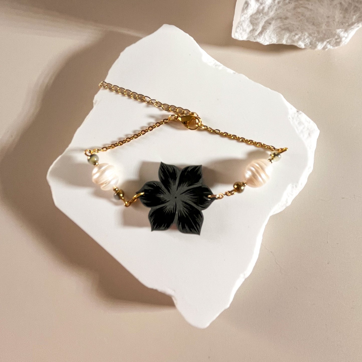 Bracelet fleur noire en acier inoxydable – "Lien précieux"