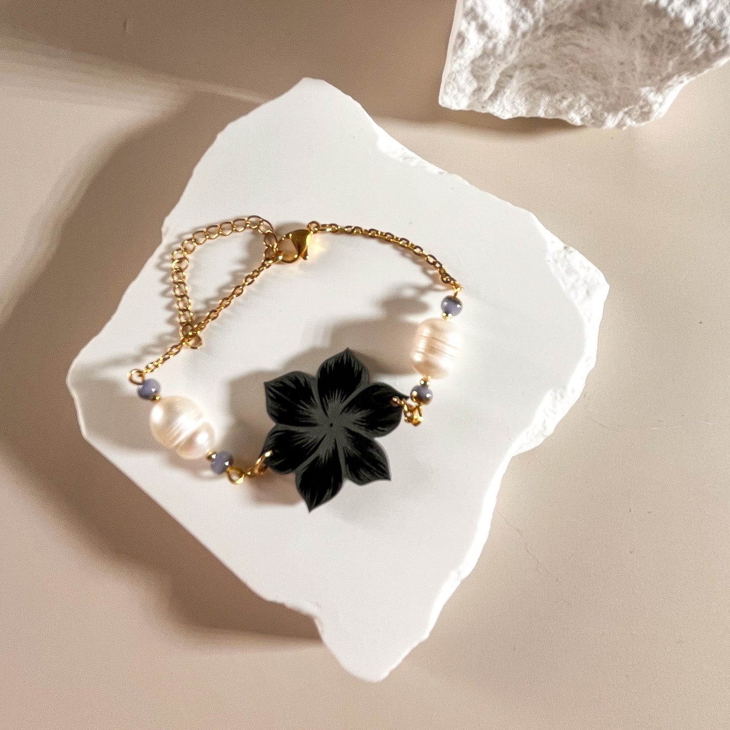 Bracelet fleur noire en acier inoxydable – "Lien précieux"
