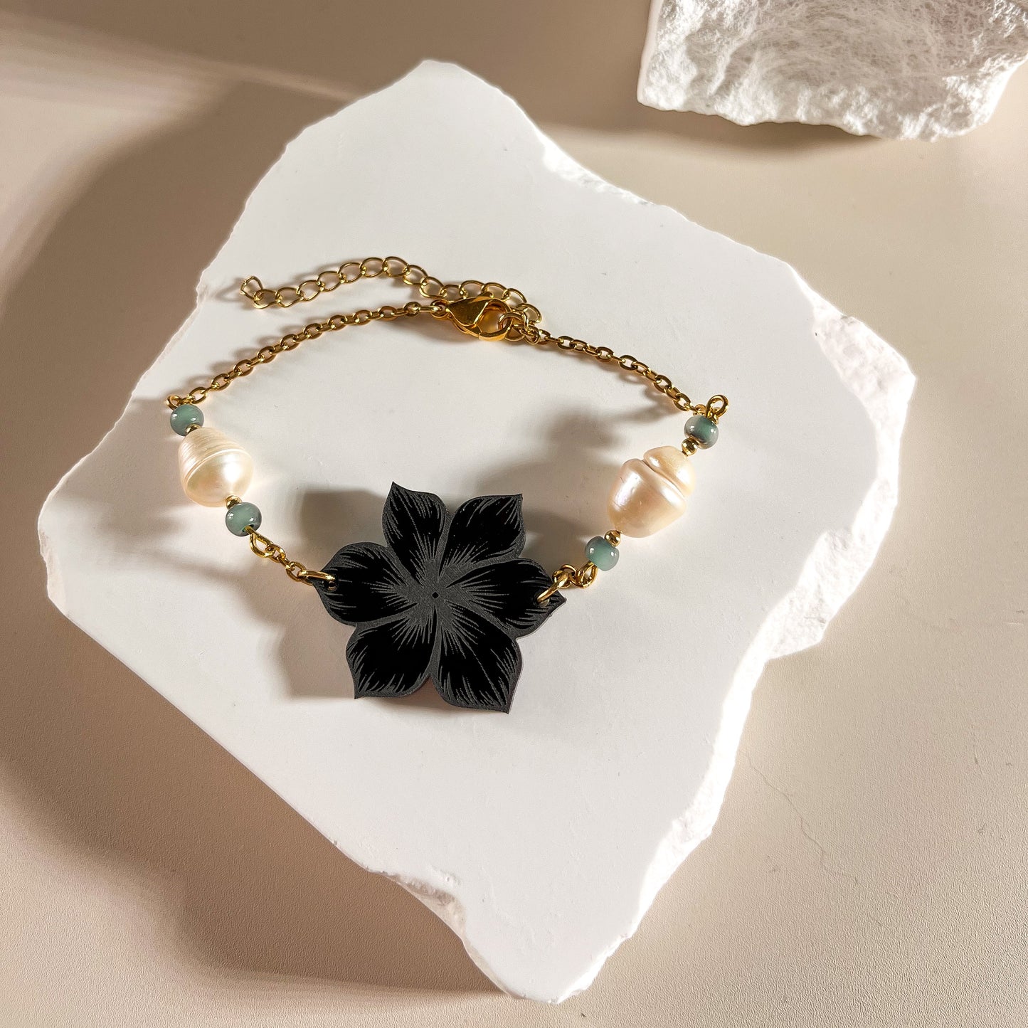 Bracelet fleur noire en acier inoxydable – "Lien précieux"