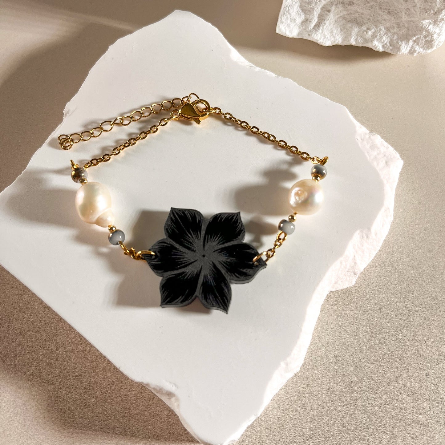 Bracelet fleur noire en acier inoxydable – "Lien précieux"