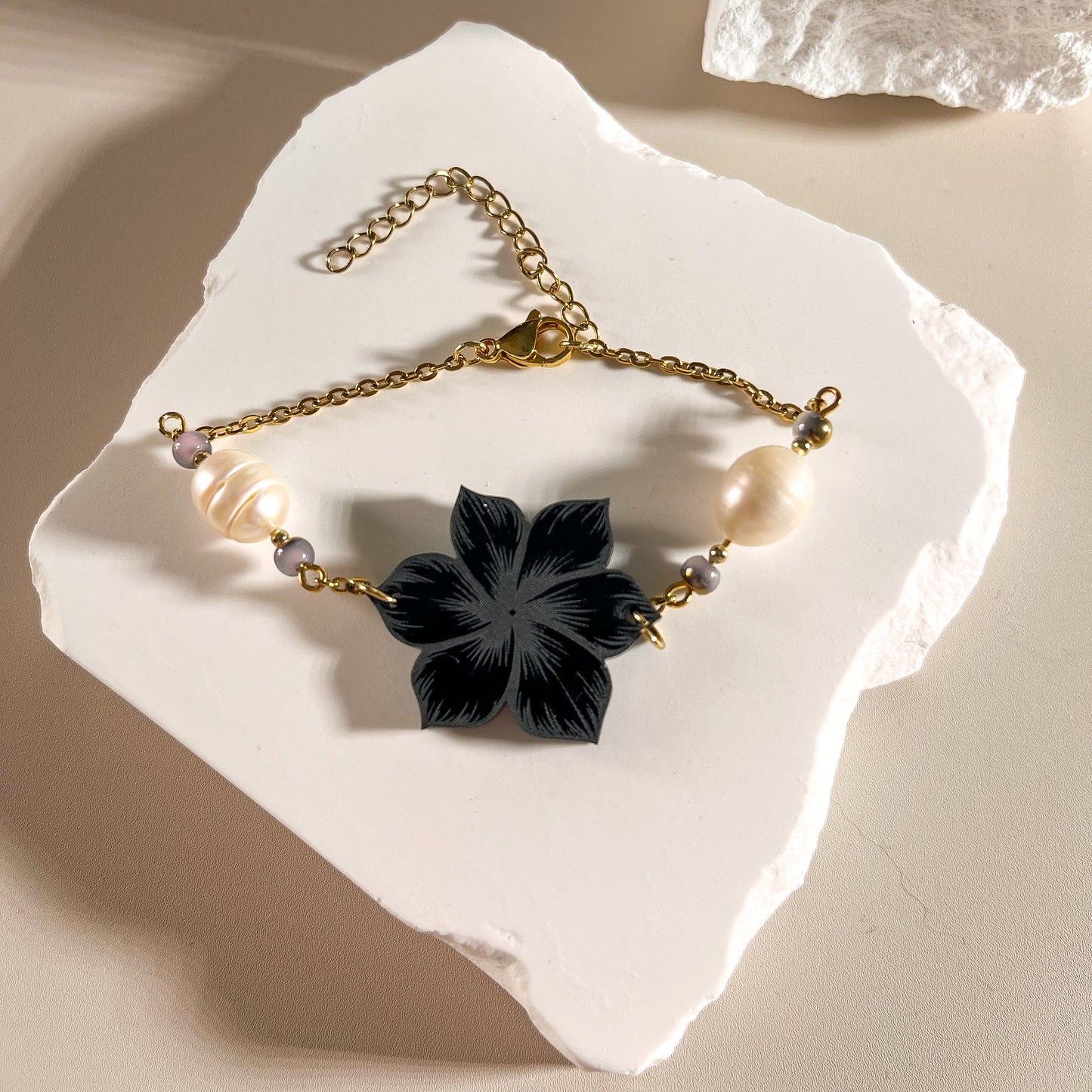 Bracelet fleur noire en acier inoxydable – "Lien précieux"