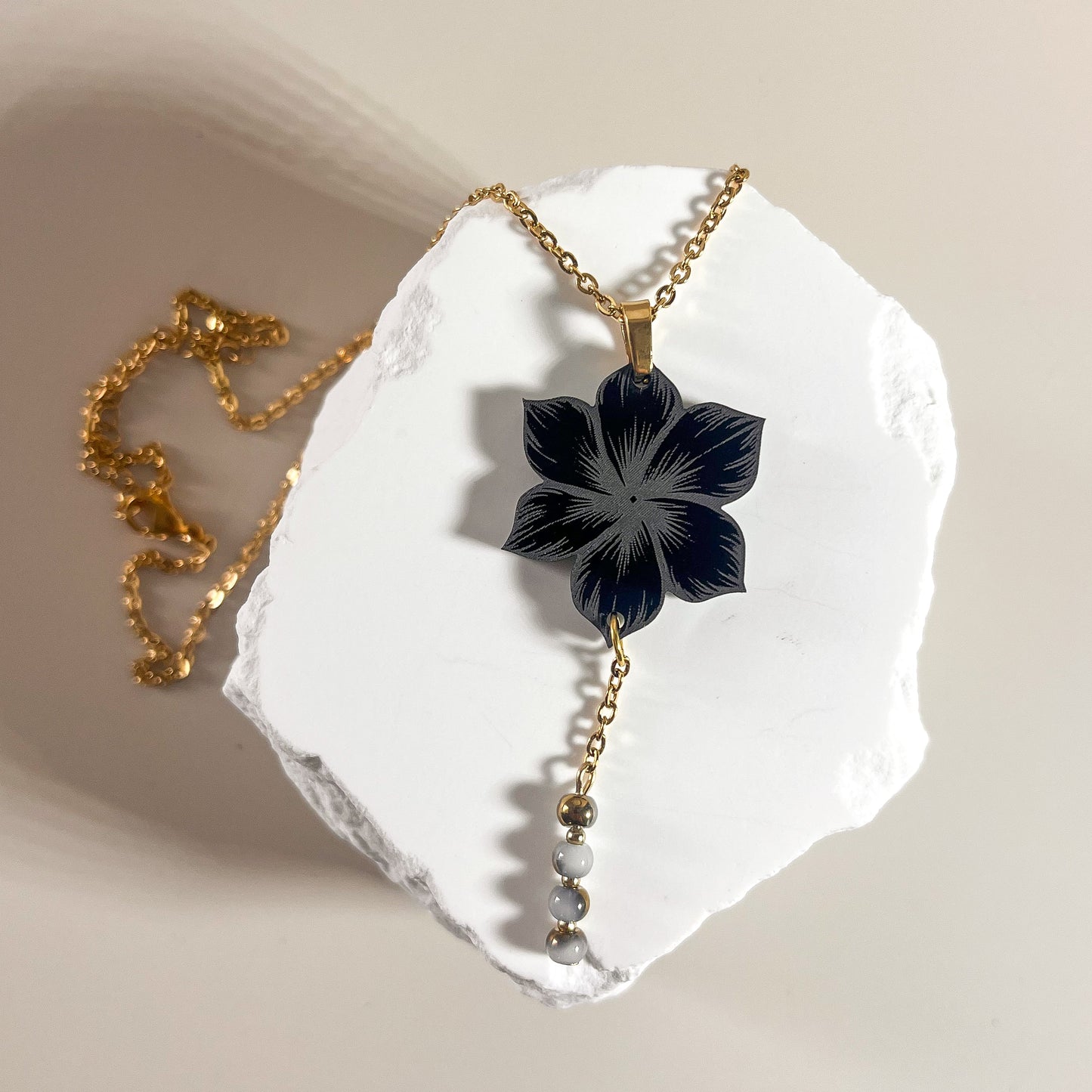 Collier fleur noire en acrylique et acier inoxydable-perles vertes - Douce présence