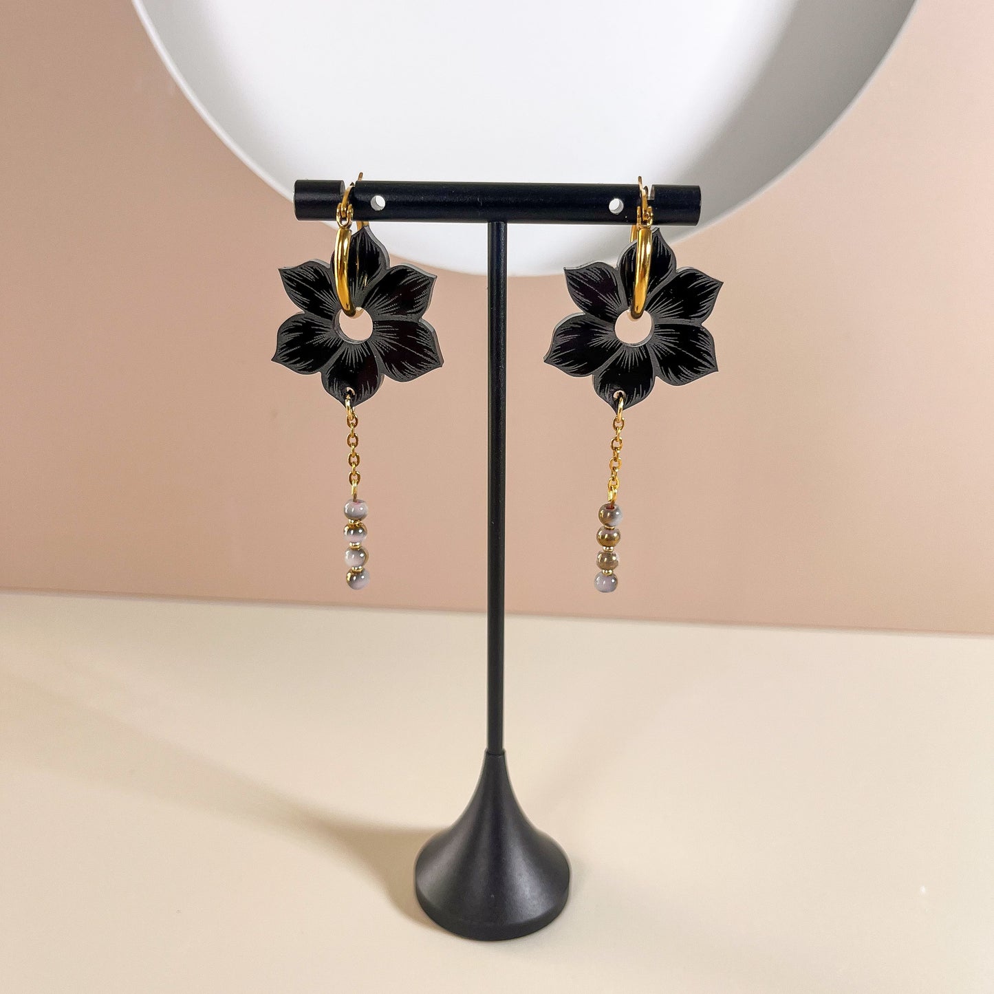 Boucles d’oreilles fleur noire en acier inoxydable – "Éclat de Tendresse"