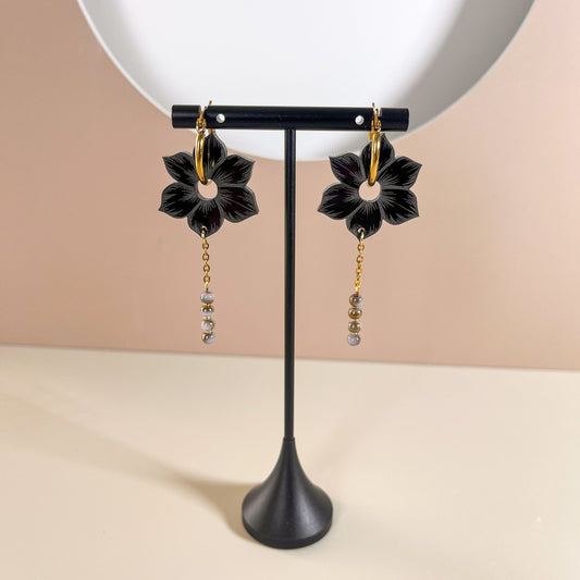 Boucles d’oreilles fleur noire en acier inoxydable – "Éclat de Tendresse"