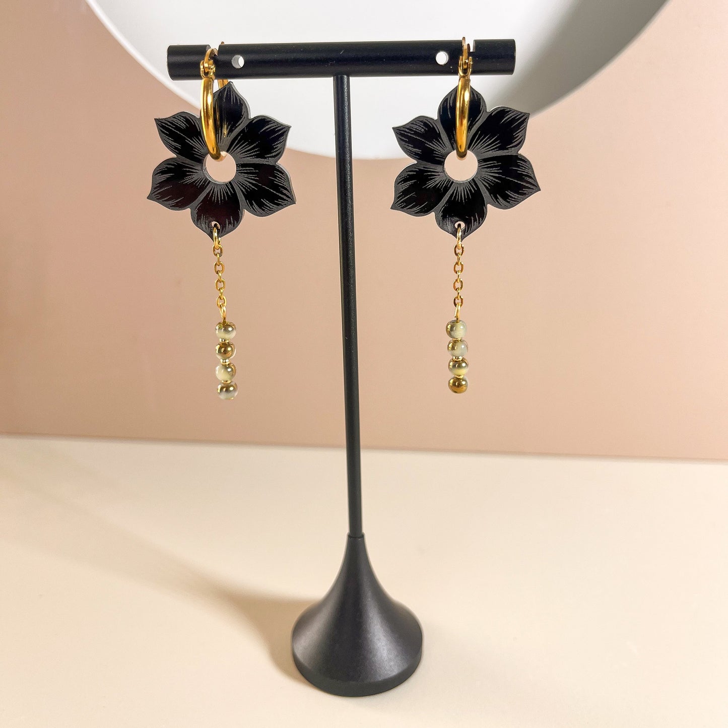 Boucles d’oreilles fleur noire en acier inoxydable – "Éclat de Tendresse"