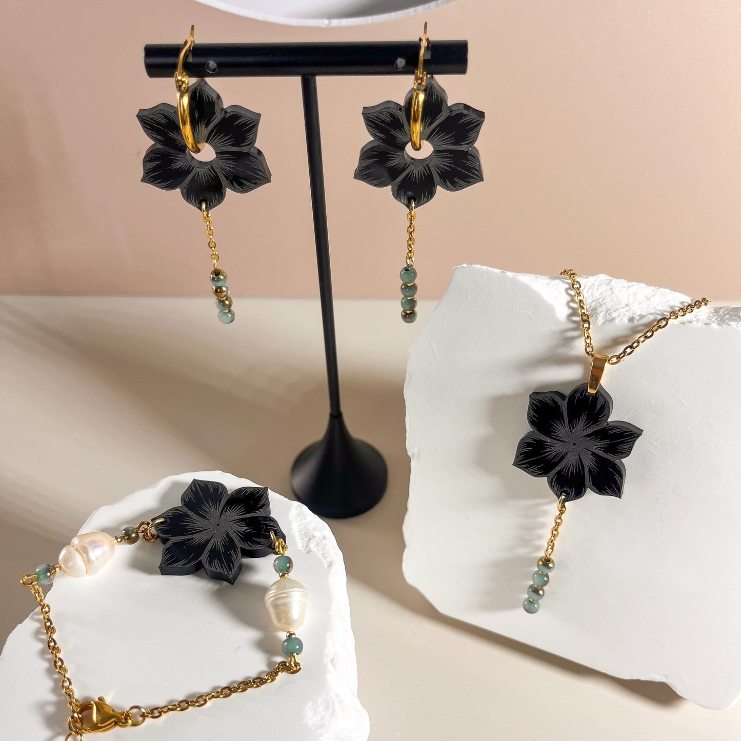 Collier fleur noire en acrylique et acier inoxydable-perles vertes - Douce présence