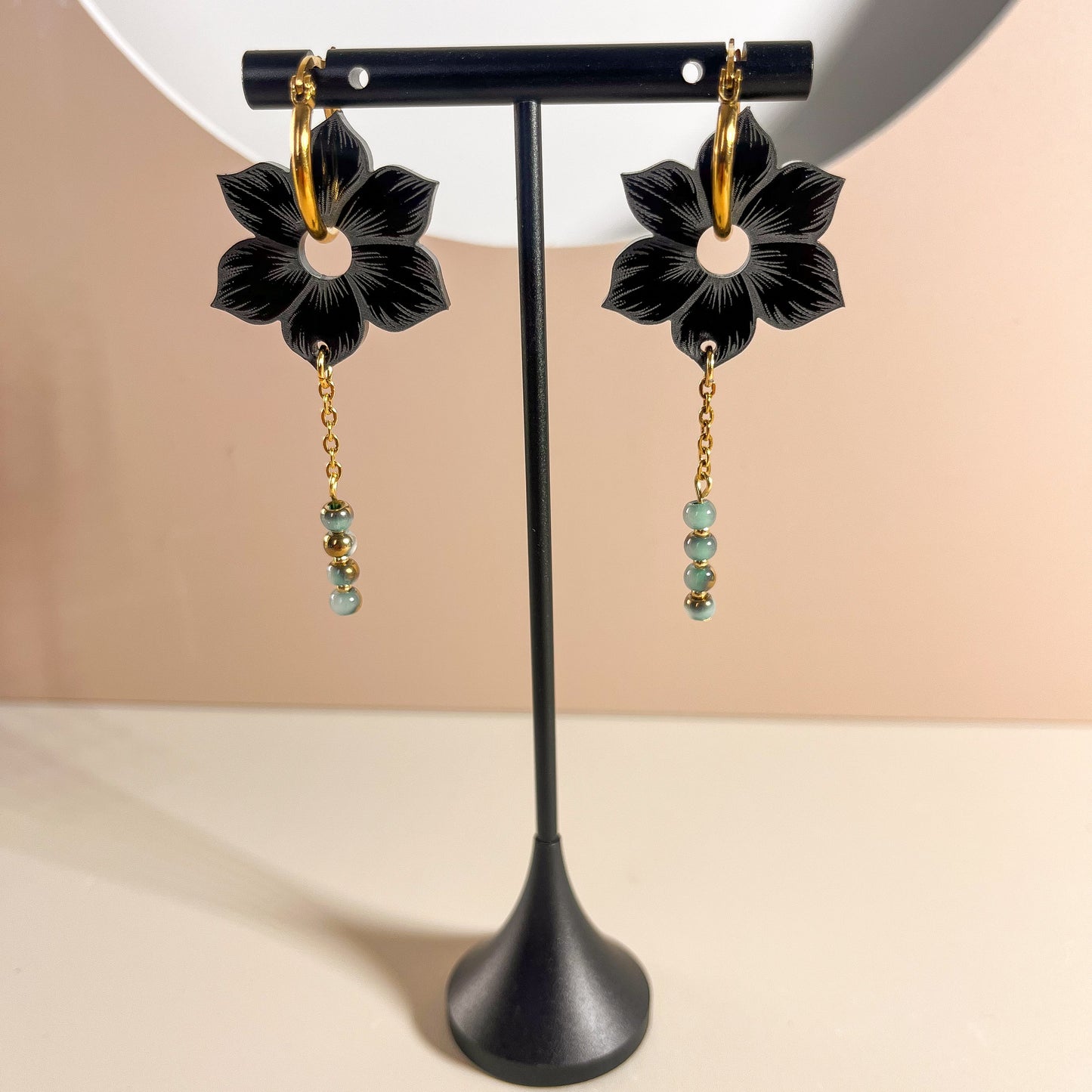 Boucles d’oreilles fleur noire en acier inoxydable – "Éclat de Tendresse"