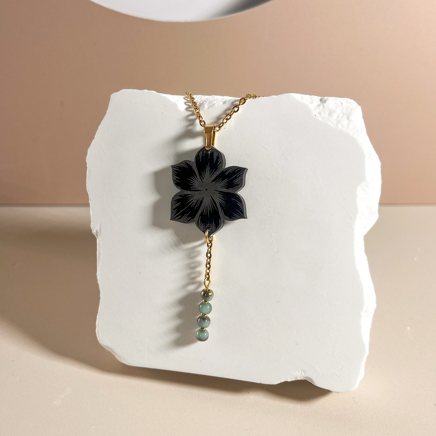 Collier fleur noire en acrylique et acier inoxydable-perles vertes - Douce présence
