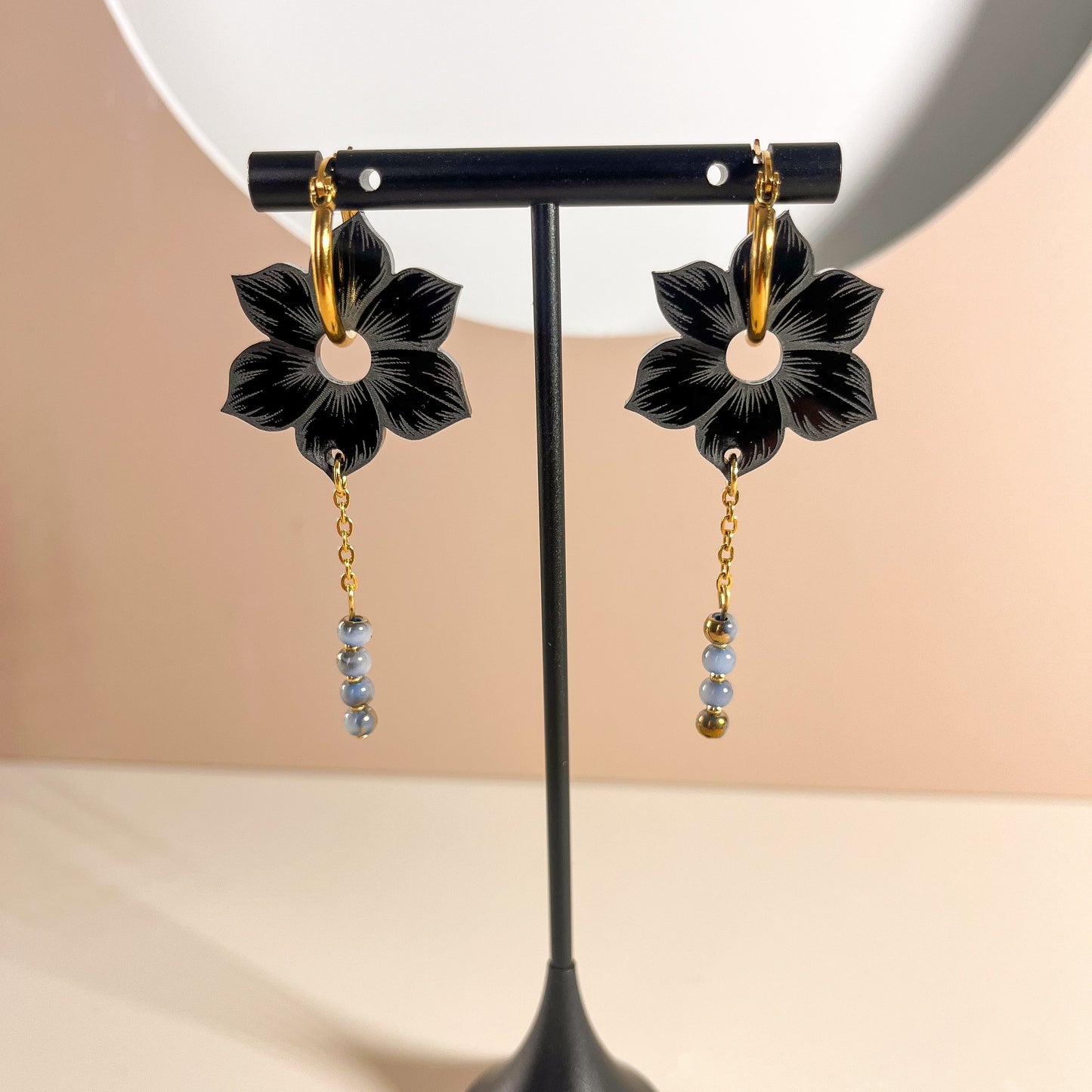 Boucles d’oreilles fleur noire en acier inoxydable – "Éclat de Tendresse"
