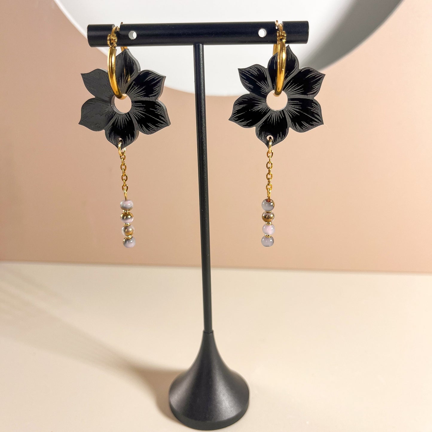 Boucles d’oreilles fleur noire en acier inoxydable – "Éclat de Tendresse"