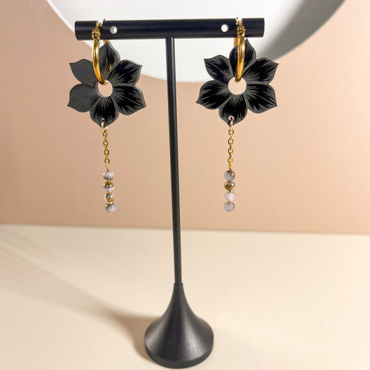Boucles d’oreilles fleur noire en acier inoxydable – "Éclat de Tendresse"