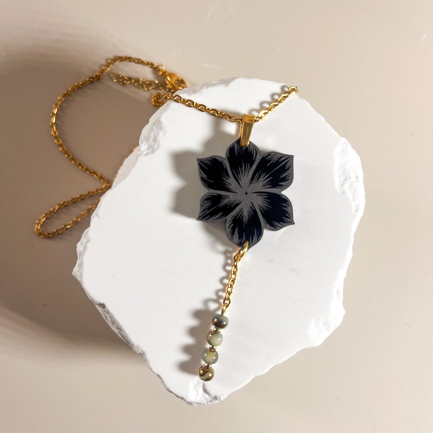 Collier fleur noire en acrylique et acier inoxydable-perles vertes - Douce présence
