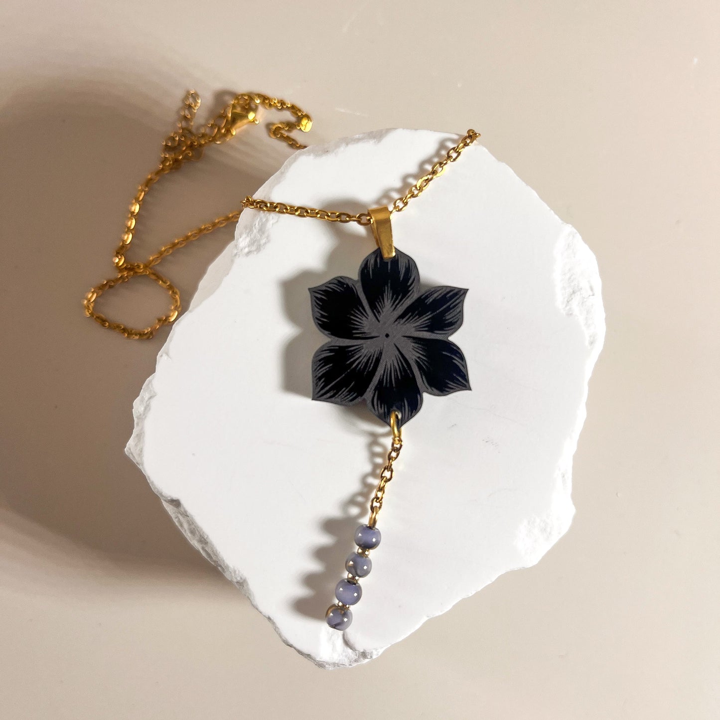 Collier fleur noire en acrylique et acier inoxydable-perles vertes - Douce présence
