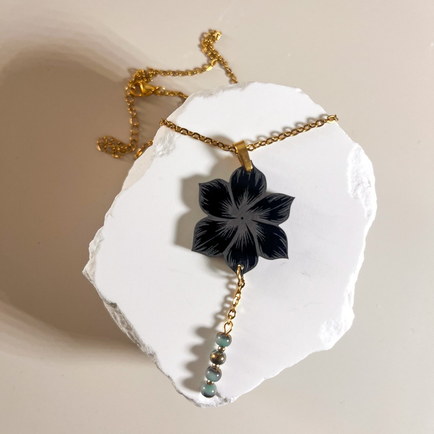 Collier fleur noire en acrylique et acier inoxydable-perles vertes - Douce présence