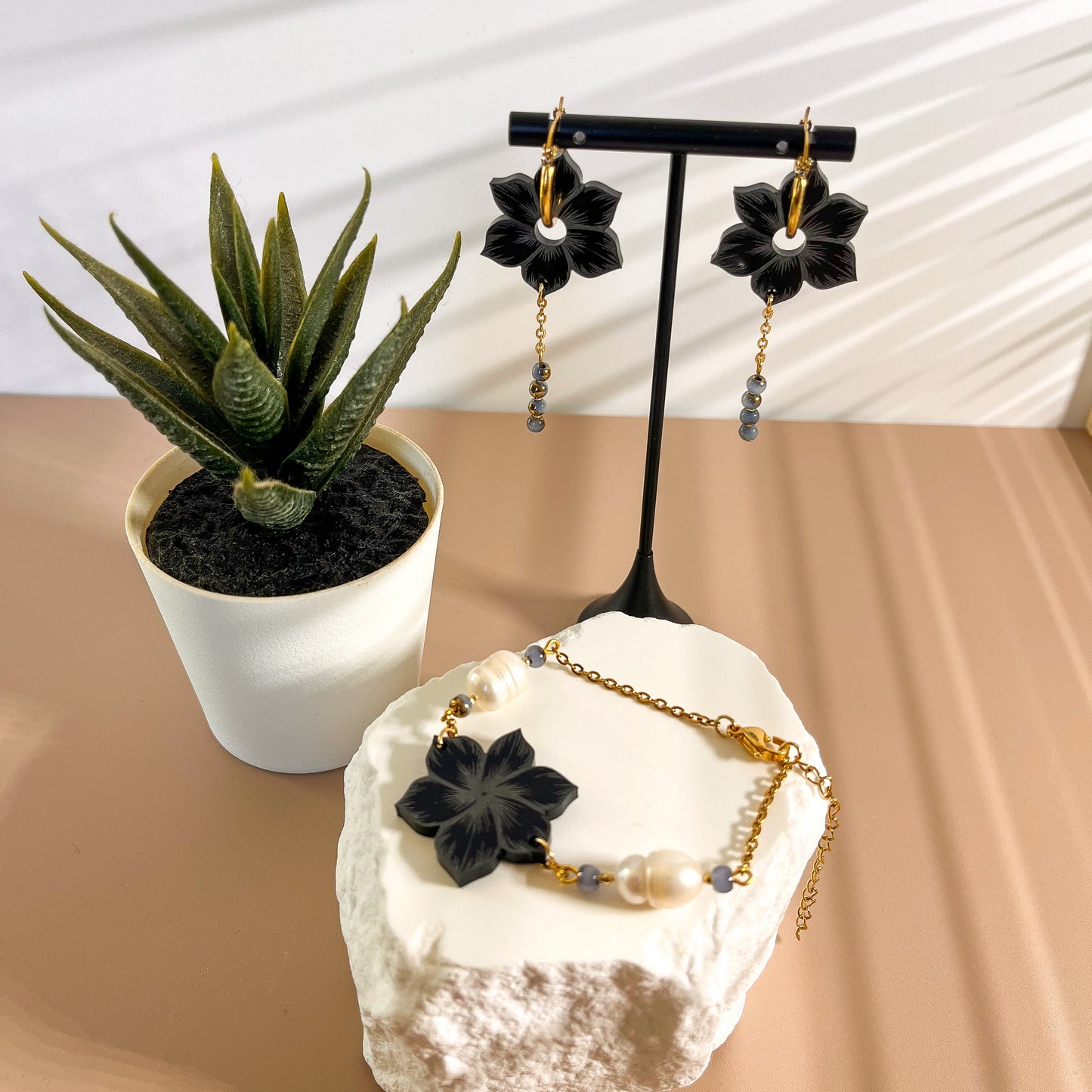 Boucles d’oreilles fleur noire en acier inoxydable – "Éclat de Tendresse"