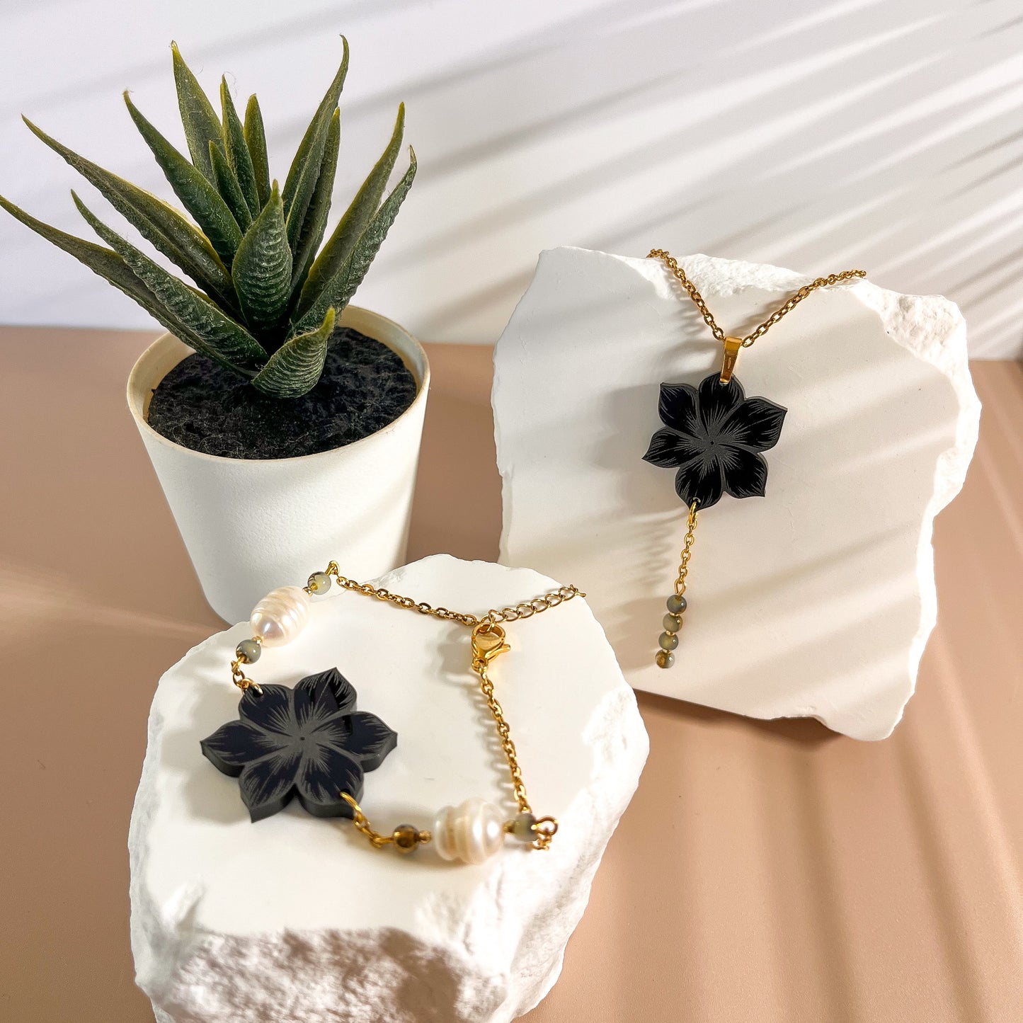 Bracelet fleur noire en acier inoxydable – "Lien précieux"