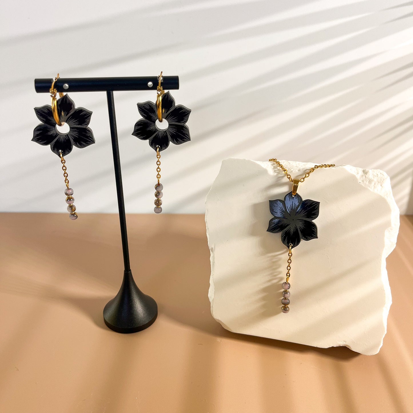 Boucles d’oreilles fleur noire en acier inoxydable – "Éclat de Tendresse"