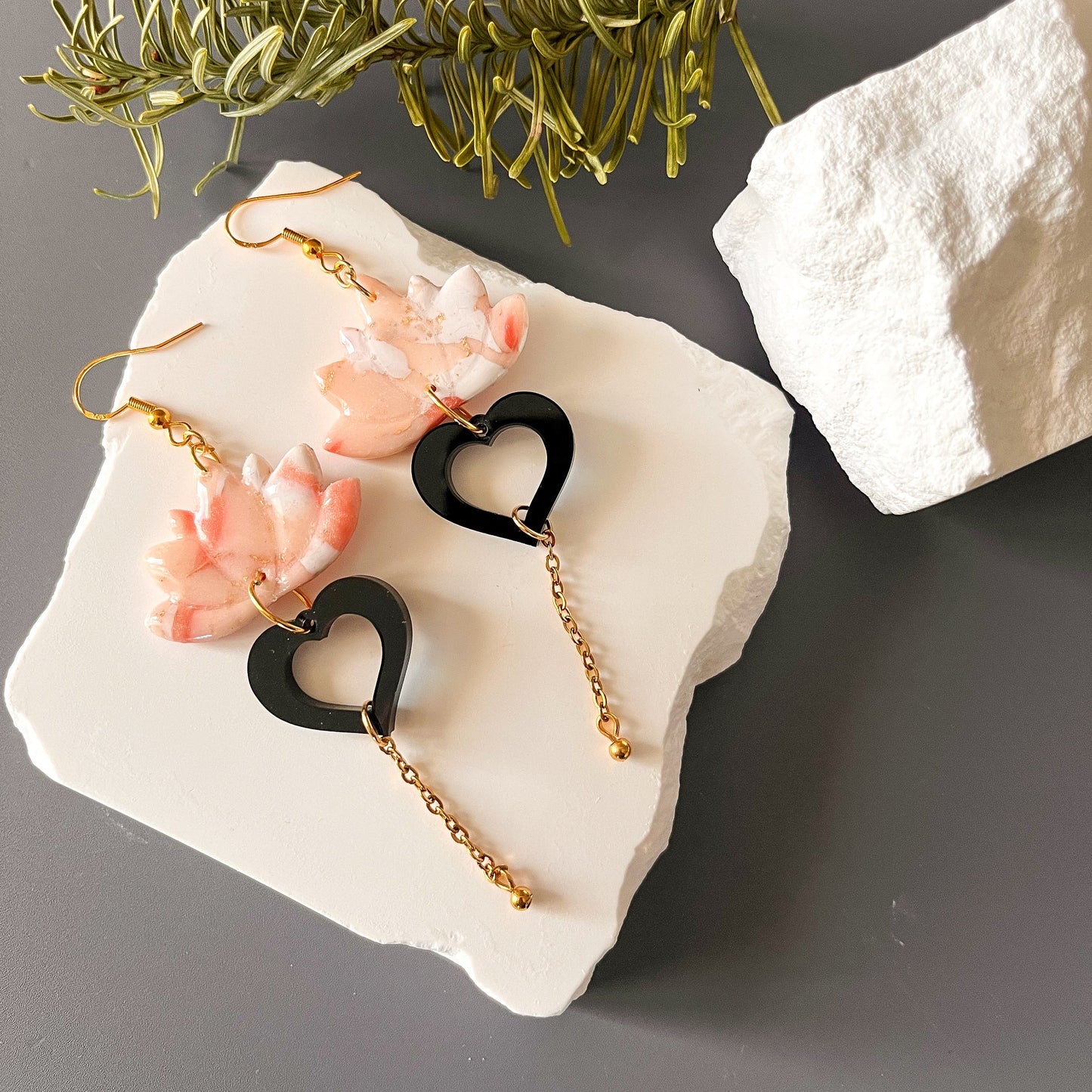 Boucles d’oreilles doré fleur de lotus en pate polymère « Cœur confiant »