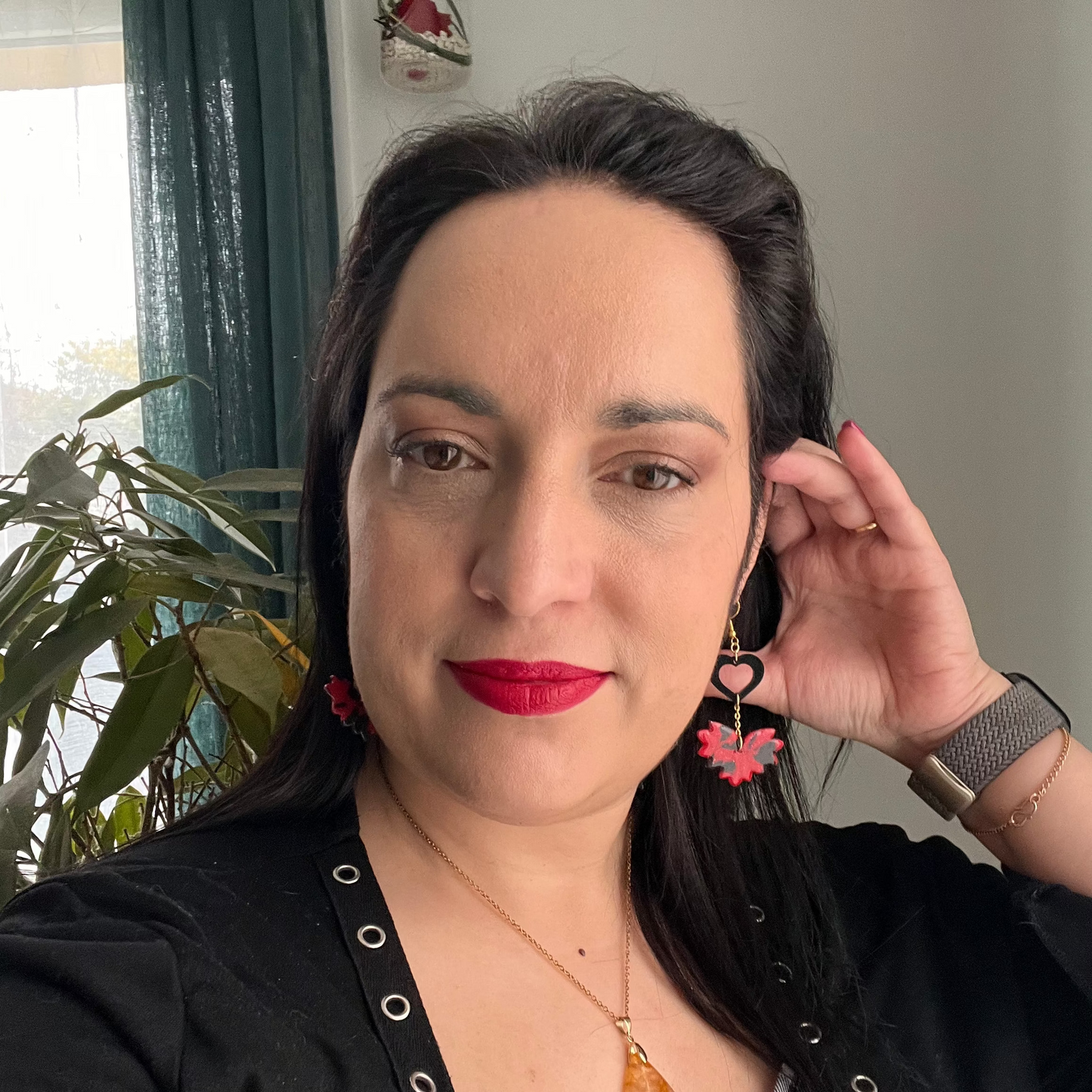 Boucles d'oreilles coeur rouge et noir en pâte polymère - Toi et Moi