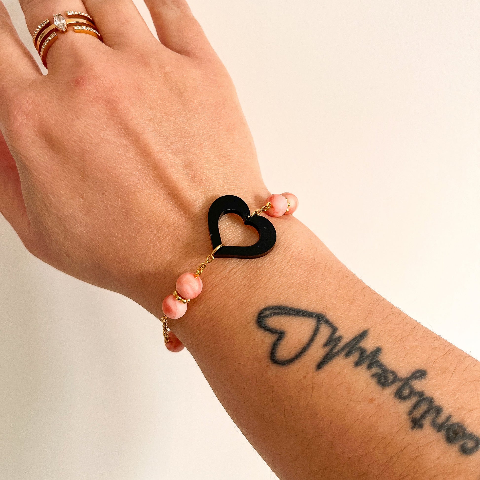 Bracelet fait main avec perles marbrées rose et cœur noir