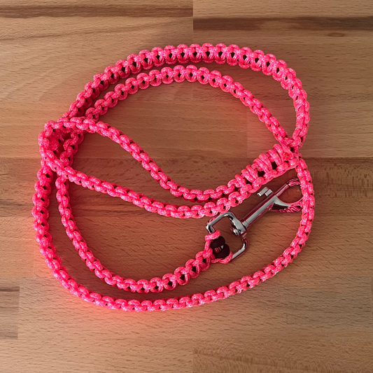 laisse pour chien en paracorde noire er rose réalisée à la main 