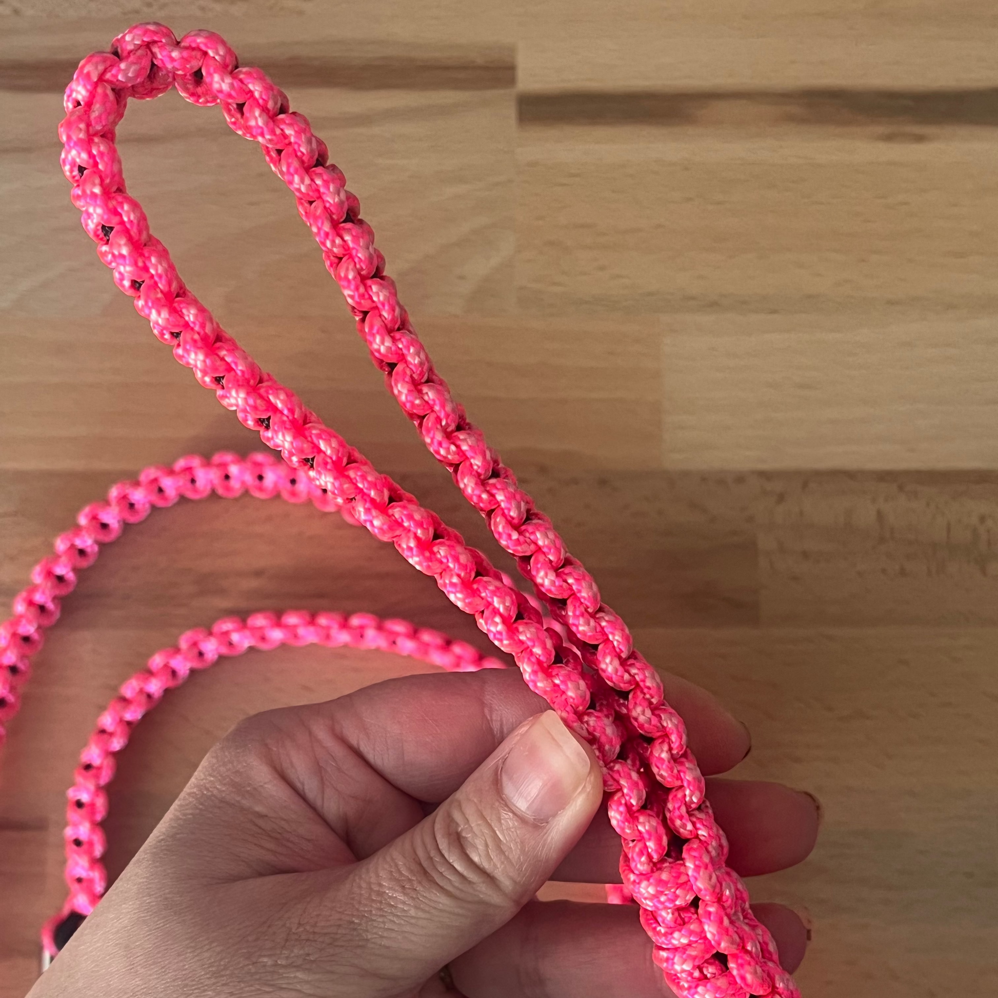 laisse pour chien en paracorde noire er rose 