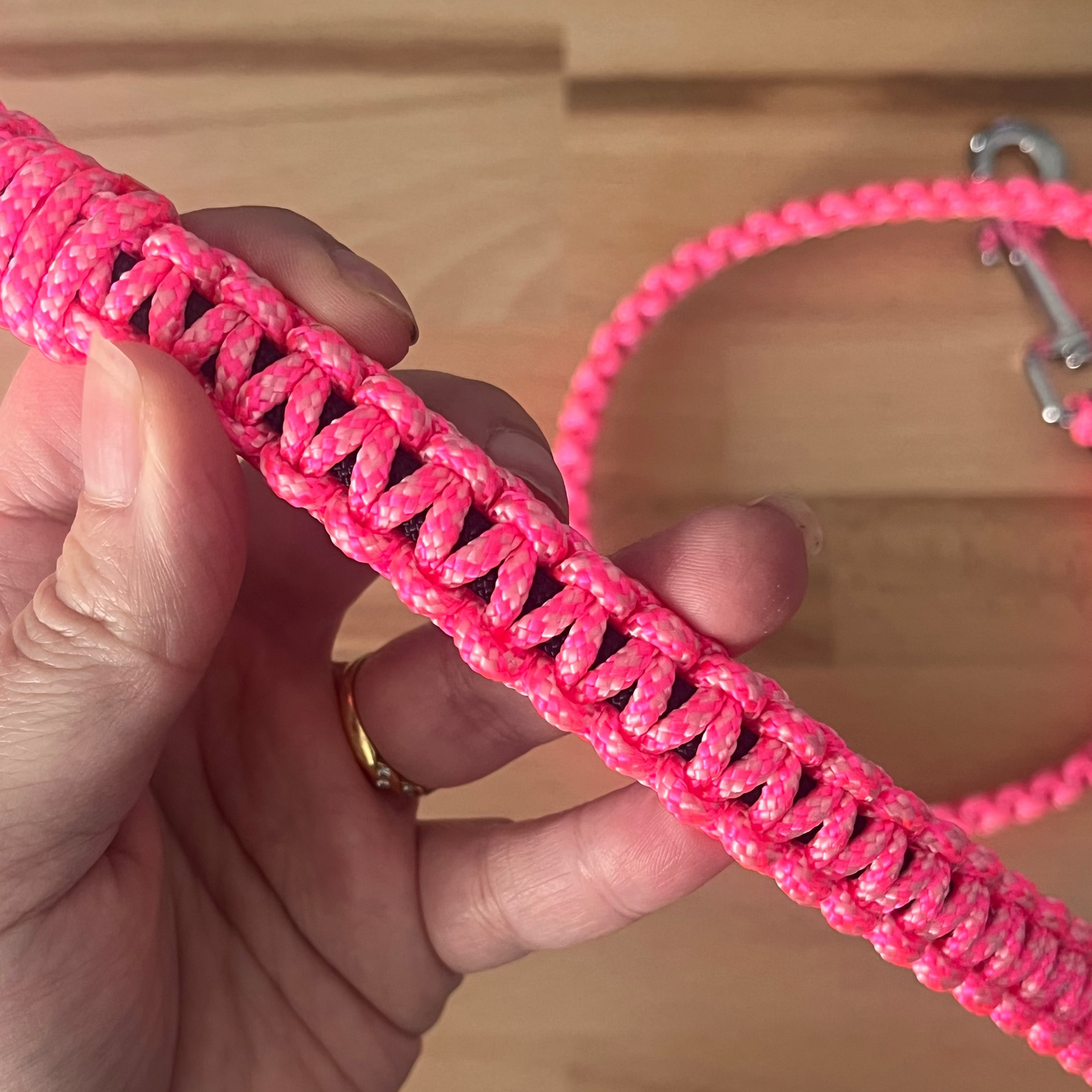 Laisse pour chien en paracorde noir et rose – solide et confortable (1m20)