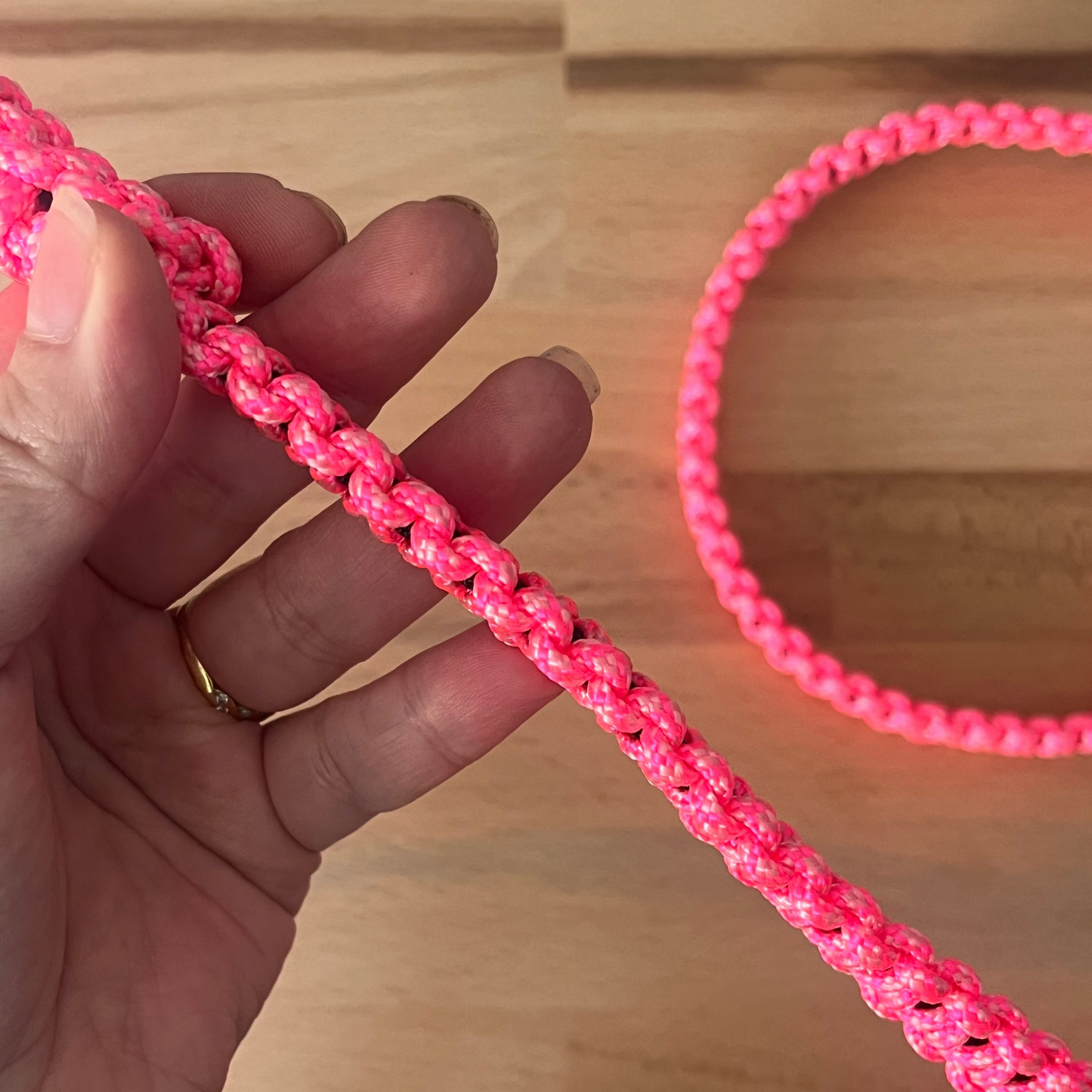 Laisse pour chien en paracorde noir et rose – solide et confortable (1m20)