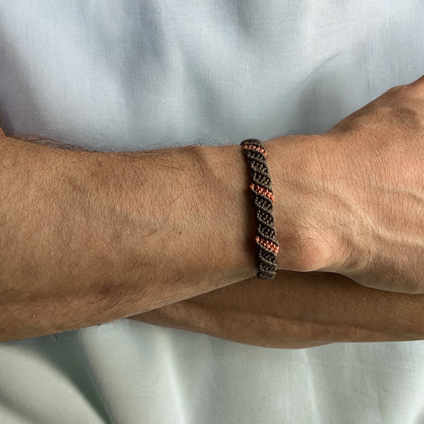 🌅 Bracelet « Soleil Tribal » – Macramé Marron & Saumon