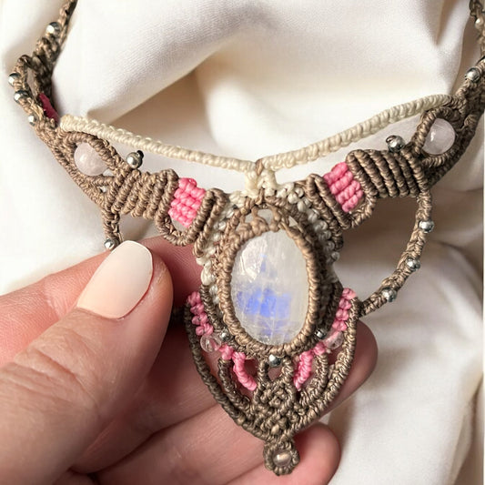Collier Ajustable en Macramé avec Pierre de Lune Arc-en-Ciel et Perles de Quartz