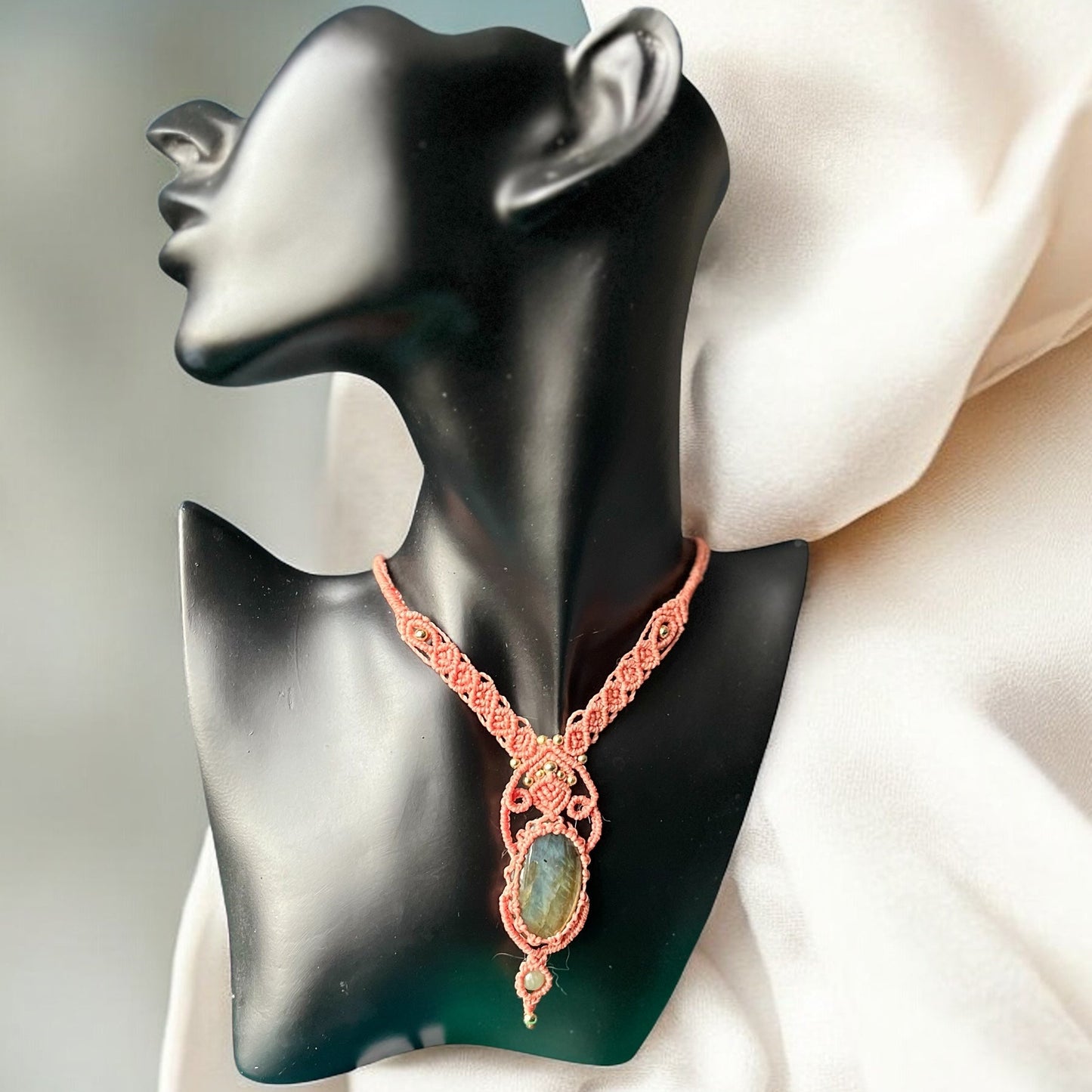 Collier macramé saumon et labradorite