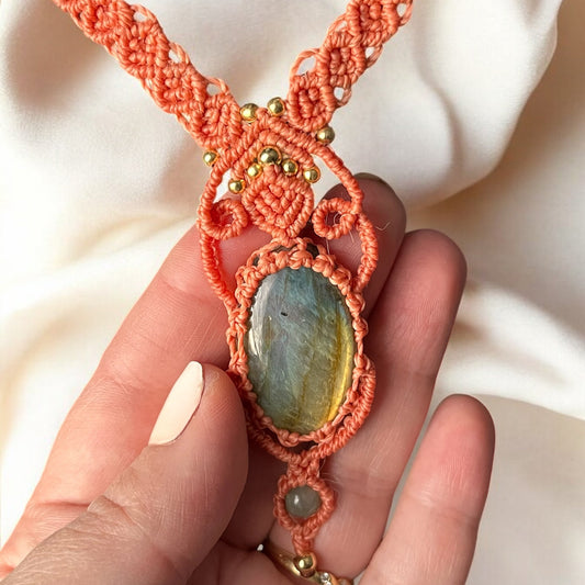 Collier macramé saumon et labradorite