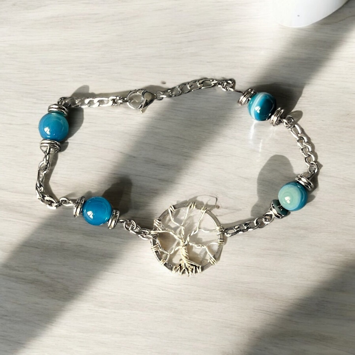🌊 Équilibre Sacré – Bracelet en acier inoxydable, agate bleue teintée & arbre de vie