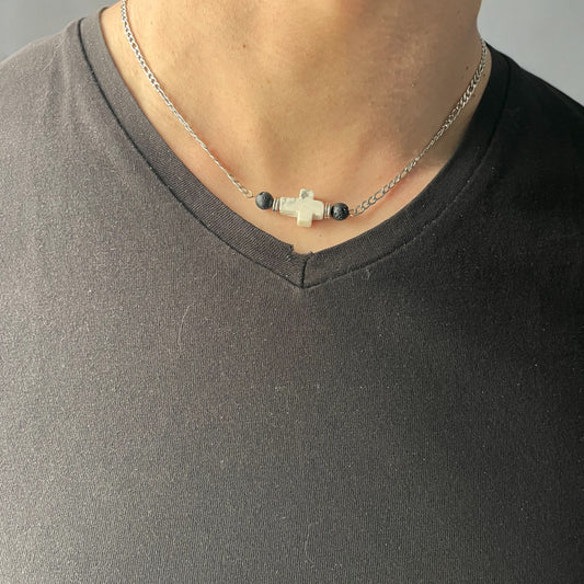 Collier– Maille Acier Inox avec Croix en Howlite et Perles de Lave Noire