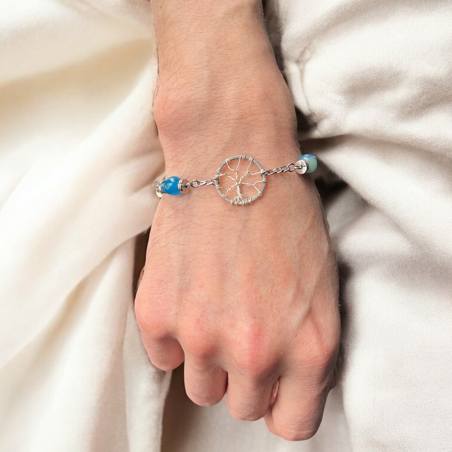 🌊 Équilibre Sacré – Bracelet en acier inoxydable, agate bleue teintée & arbre de vie