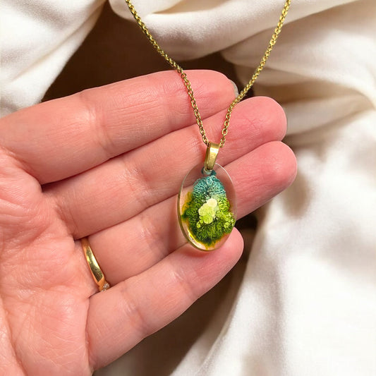Collier en chaine doré et son pendentif de résine (7)