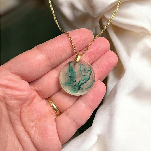 Collier pendentif rond en résine effet vert (8)